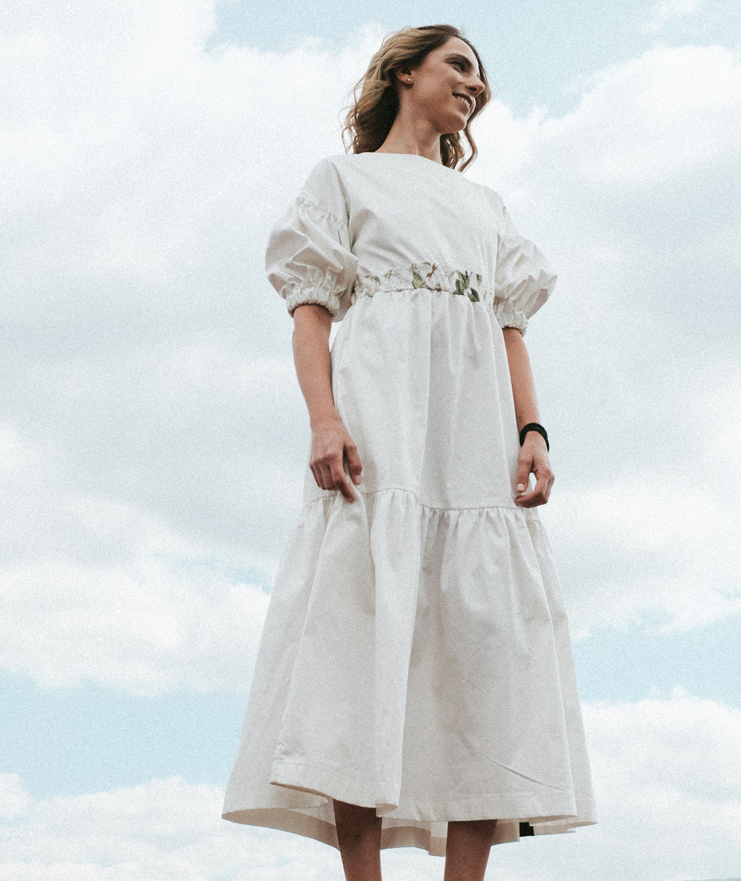 Дълга бяла рокля с гол гръб